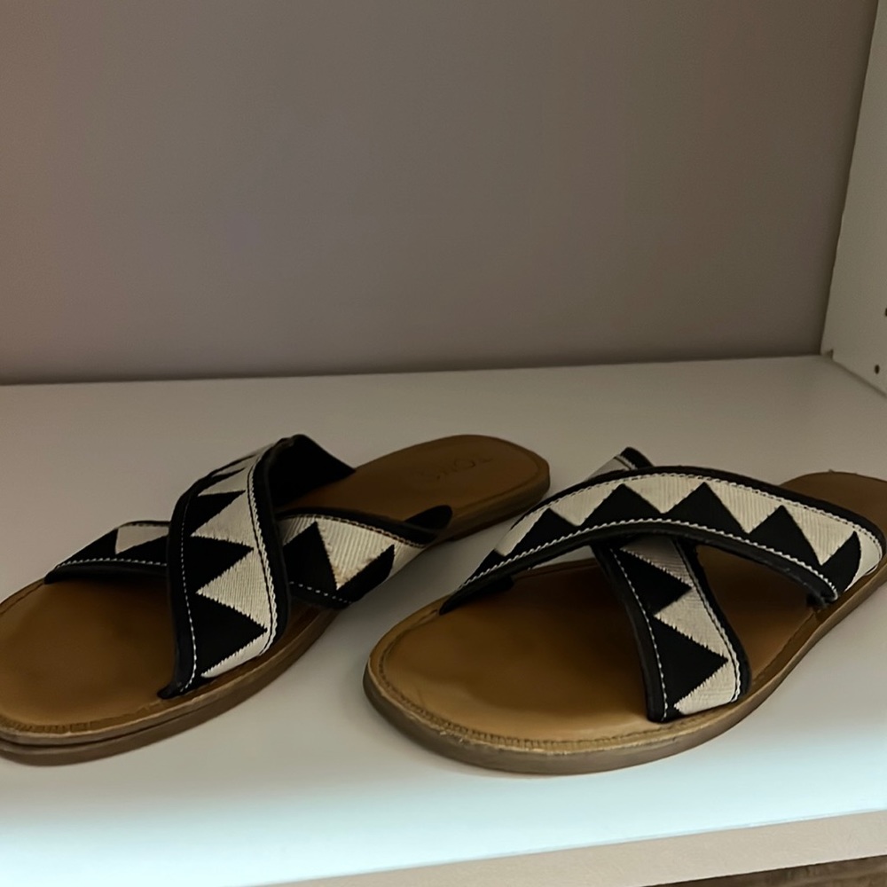 Toms women’s 8 sandals